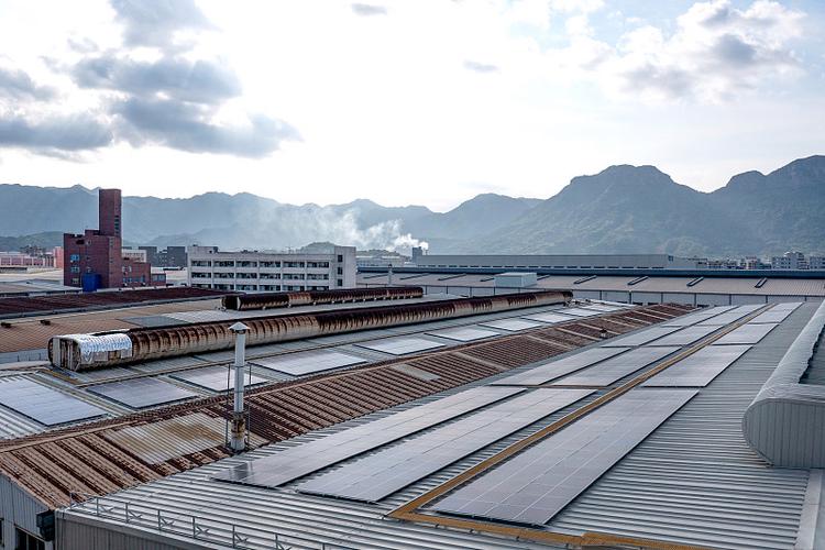 太阳能发电厂安装在工厂的屋顶上图片